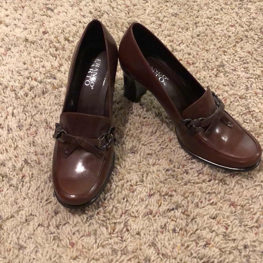 Gorgeous brown healed loafer